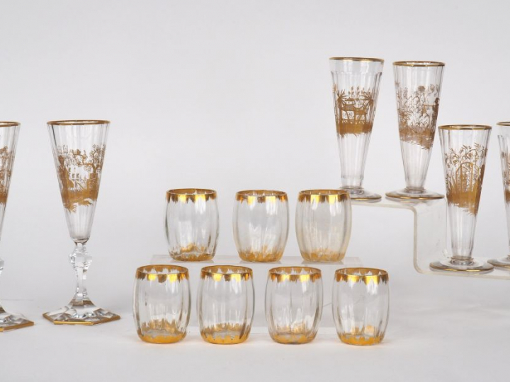 6 flûtes à champagne (dont une paire) en cristal ou verre à décor doré