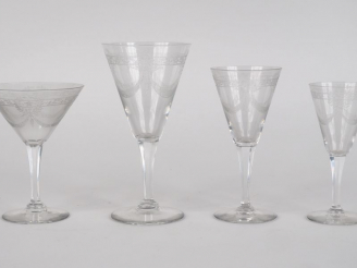 Vente aux enchères Partie de service de verres en cristal gravé à décor de guirlandes de 