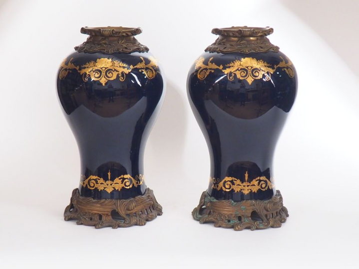 Paire de vases fin XIXème - début Xxème de style Louis XV en porcelain