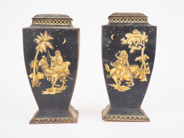 Paire de boites en tôle polychrome à décor de cavaliers en léger relie