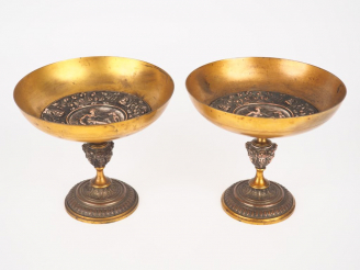 Vente aux enchères Paire de coupes sur pied XIXème en bronze et laiton à décor de Diane c
