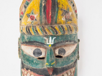 Vente aux enchères Masque thaïlandais en bois sculpté polychrome. Dim. 55 x 28 x 15 cm. (