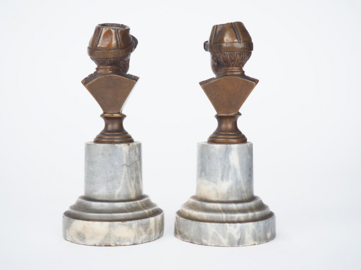 Paire de sujets en bronze à patine brune sur leur socle en marbre gris