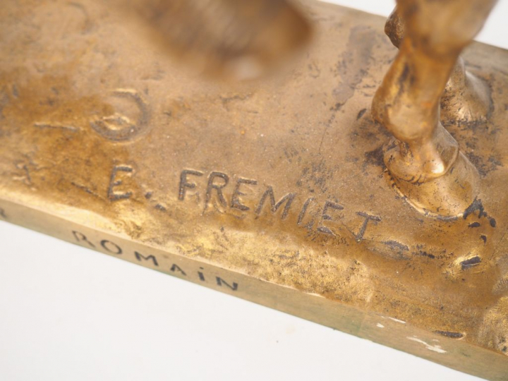 E. FREMIET. "Cavalier romain". Sculpture en bronze doré. Signée et tit