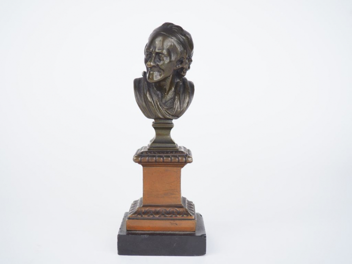 HOUDON (d'après). "Buste de Voltaire". Sujet en bronze à double patine