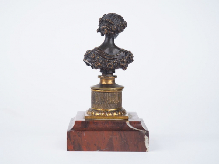 Sujet en bronze patiné et doré sur son socle en marbre rouge "jeune fi