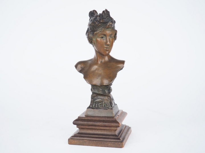Emmanuel VILLANIS. "Victa". Sujet en bronze à double patine sur un soc