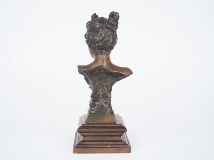 Emmanuel VILLANIS. "Victa". Sujet en bronze à double patine sur un soc