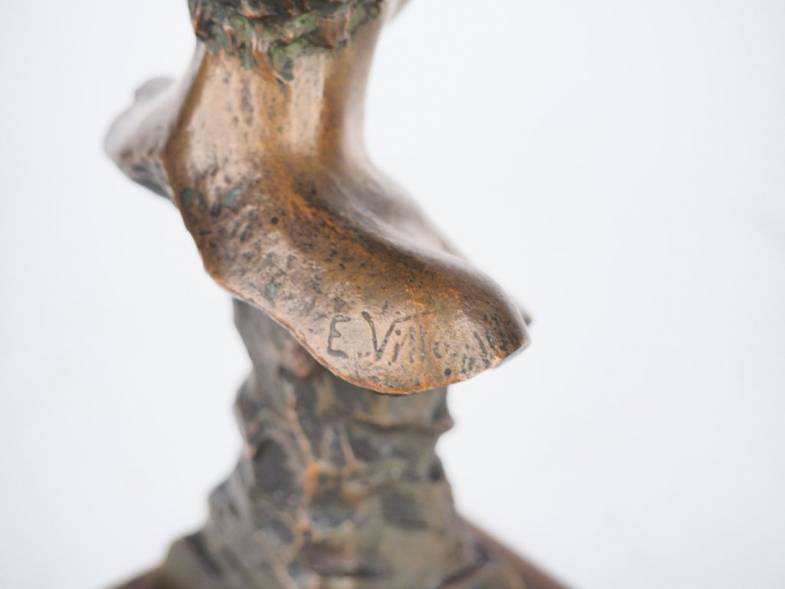 Emmanuel VILLANIS. "Victa". Sujet en bronze à double patine sur un soc