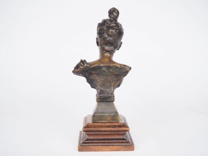 Ecole française fin XIXème. "Phryné". Sujet en bronze à patine brune s