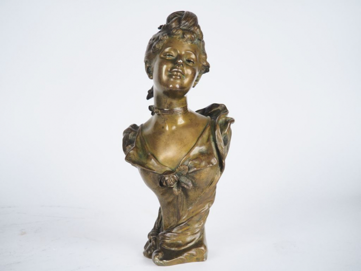 Luigi BALIANI.  "Jeune fille en buste". Sculpture en bronze à patine v