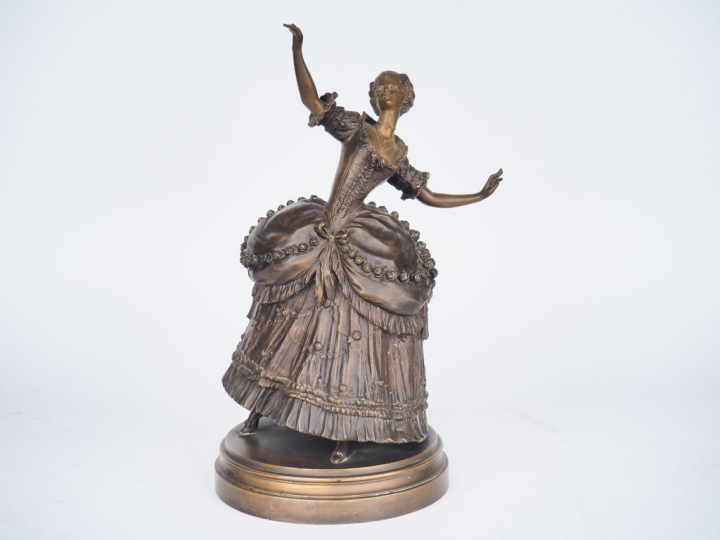 Sculpture en bronze à double patine "Danseuse en habit du XVIIIème". D