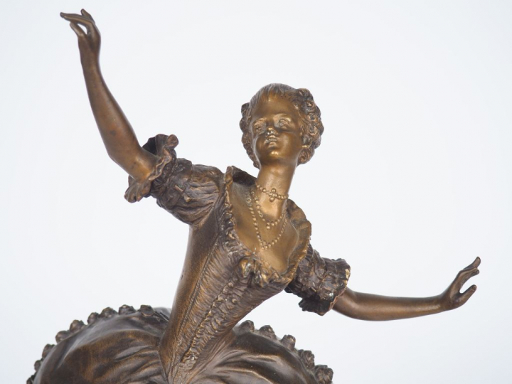 Sculpture en bronze à double patine "Danseuse en habit du XVIIIème". D