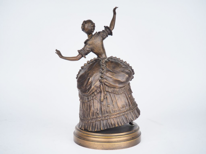 Sculpture en bronze à double patine "Danseuse en habit du XVIIIème". D
