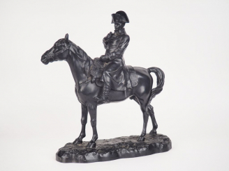 Vente aux enchères DEMANGE. "Napoléon à cheval". Sculpture en régule à patine noire. Dim.