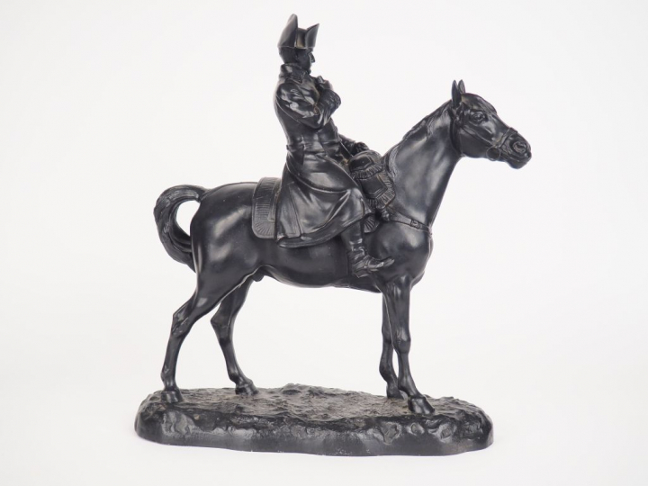 DEMANGE. "Napoléon à cheval". Sculpture en régule à patine noire. Dim.