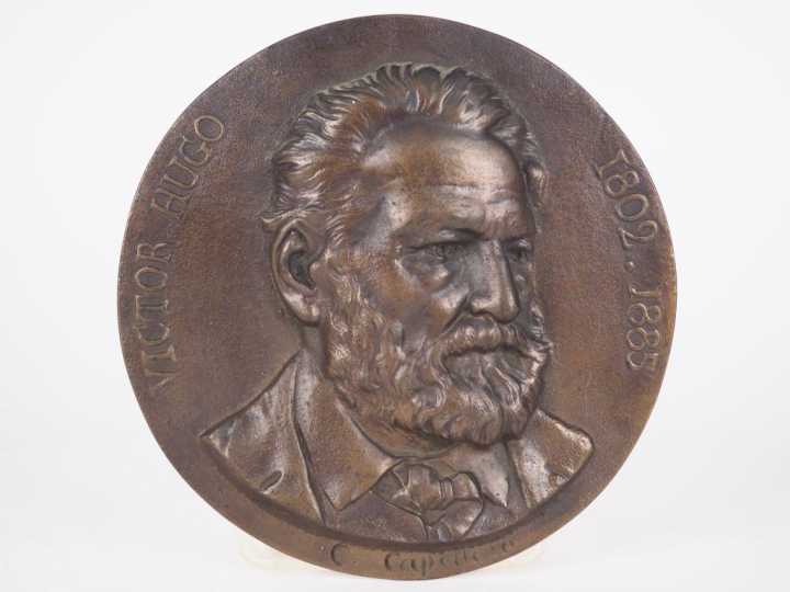 Charles CAPELLARO. "Victor Hugo". Plaque en bronze à patine brune. Sig