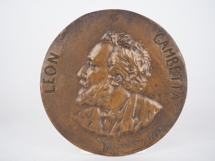 Alfred GAUVIN.  "Profil de Léon Gambetta". Médaillon en bronze à patin