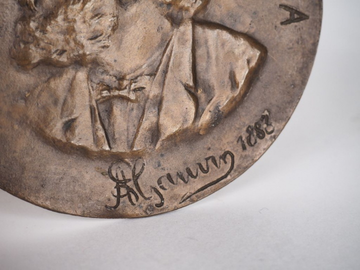 Alfred GAUVIN.  "Profil de Léon Gambetta". Médaillon en bronze à patin