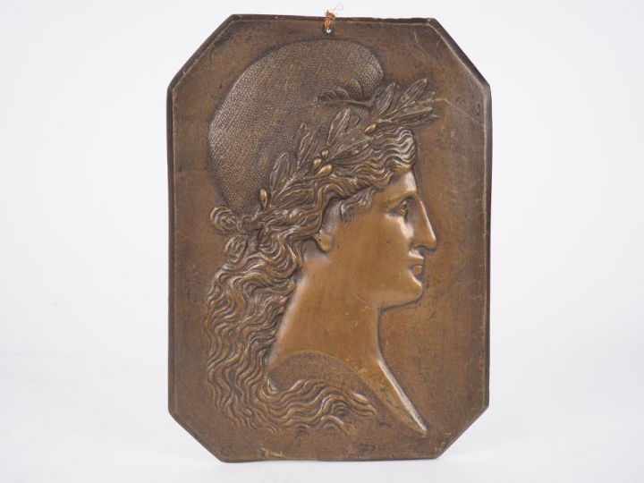 Ecole française XIXème. "Marianne". Plaque en bronze à patine médaille