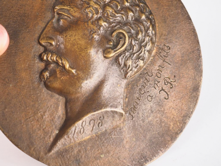 Jean ROMAGIEWICZ. "Souvenir à mon fils". Médaillon en bronze signé et 