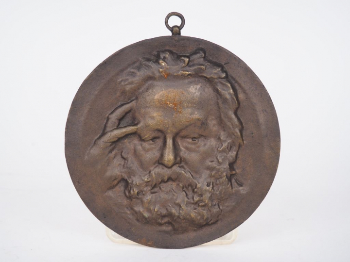 Ecole française XIXème. "Victor Hugo pensif". Médaillon en bronze à pa