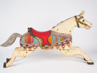 Vente aux enchères Grand cheval de manège en bois sculpté polychrome. Dim. 105 x 180 x 30