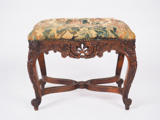 Vente aux enchères Tabouret Régence en bois naturel mouluré, sculpté et ajouré à décor de