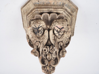 Vente aux enchères Sellette d'applique en terre cuite polychrome, à décor de deux angelot