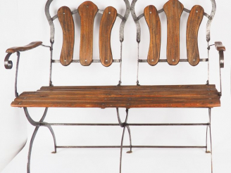 Vente aux enchères Mobilier de jardin en fer et bois : une banquette deux places et 8 cha