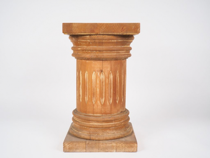 Sellette en bois naturel en forme de colonne. Dim. 68,5 x 40 x 40 cm