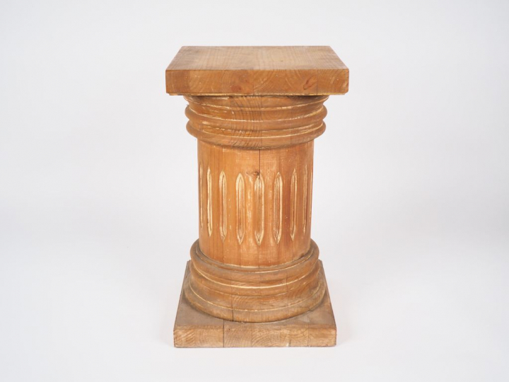 Sellette en bois naturel en forme de colonne. Dim. 68,5 x 40 x 40 cm