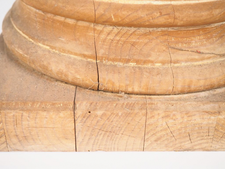 Sellette en bois naturel en forme de colonne. Dim. 68,5 x 40 x 40 cm