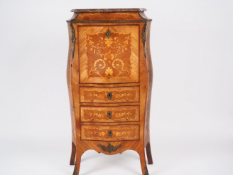 Vente aux enchères Secrétaire à abattant de style Louis XV en marqueterie à décor de fleu