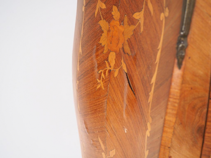 Secrétaire à abattant de style Louis XV en marqueterie à décor de fleu