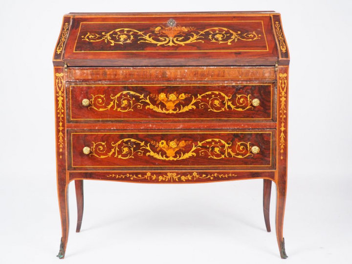 Bureau de pente de style Louis XV en marqueterie, à décor de corbeille