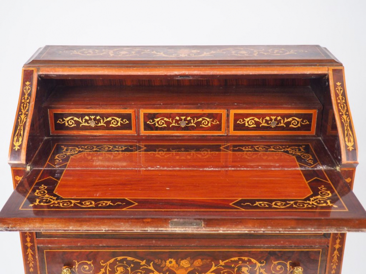 Bureau de pente de style Louis XV en marqueterie, à décor de corbeille