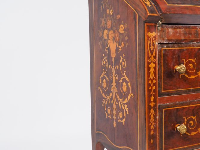 Bureau de pente de style Louis XV en marqueterie, à décor de corbeille