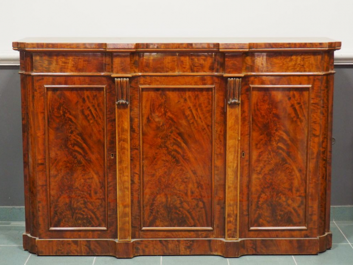 Buffet bas XIXème en placage d'acajou flammé ouvrant à trois vantaux, 