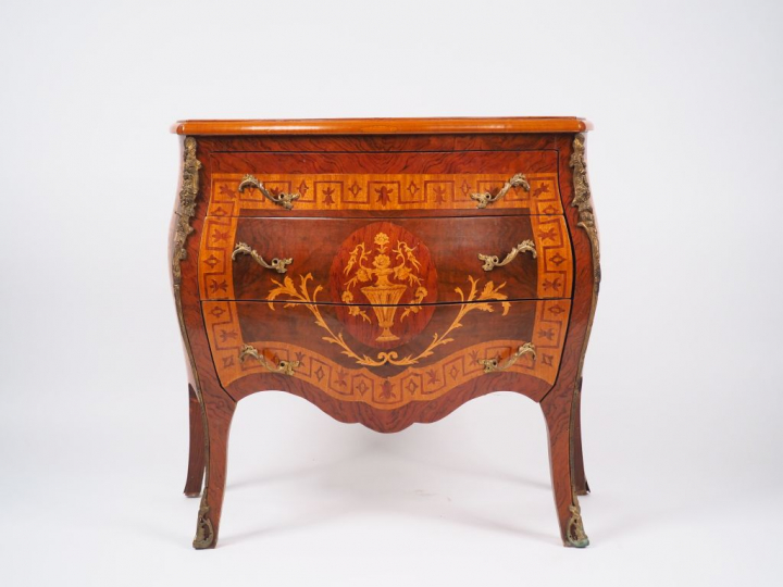 Petite commode de style Louis XV en marqueterie, à décor de rinceaux f
