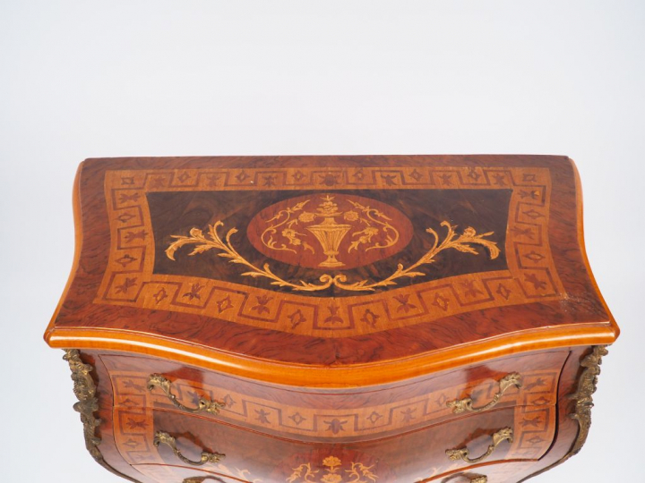 Petite commode de style Louis XV en marqueterie, à décor de rinceaux f