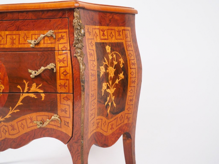 Petite commode de style Louis XV en marqueterie, à décor de rinceaux f