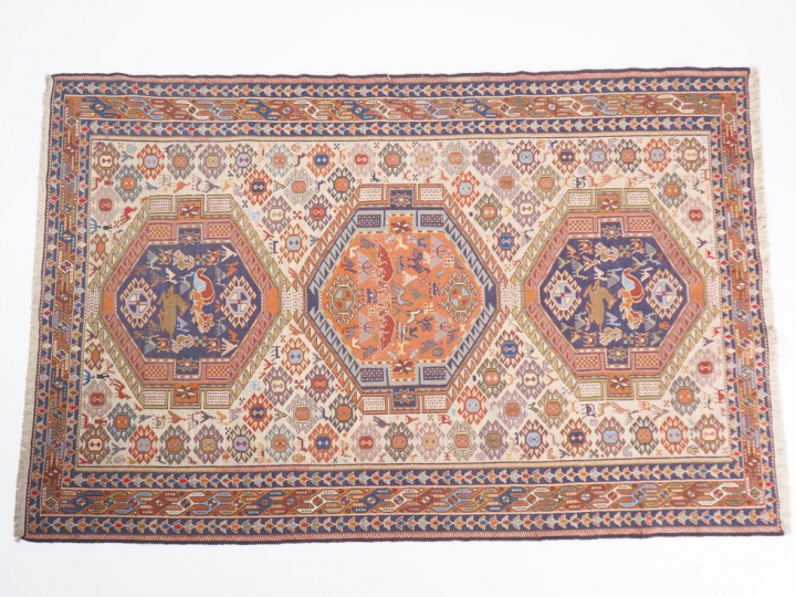 Tapis d'Orient à décor d'animaux et de motifs géométriques. Dim. 200 x