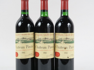 Vente aux enchères 3 BOUTEILLES CHÂTEAU PAVIE 1er GCC ST EMILION - 1982 - 1 BG/1 ETLT