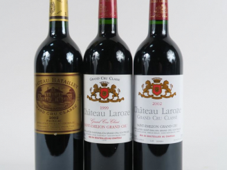 Vente aux enchères 3 BOUTEILLES : 1 CHÂTEAU BATAILLEY GCC PAUILLAC 2002 - 2 CHÂTEAU LAROZ