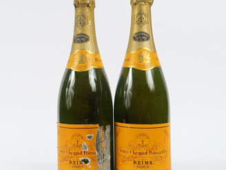 Vente aux enchères 2 BOUTEILLES CHAMPAGNE VEUVE CLICQUOT PONSARDIN 'BICENTENAIRE' - 1972 