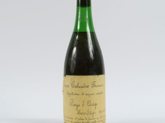 Vente aux enchères 1 BOUTEILLE VIEUX CALVADOS FERMIER PAYS D'AUGE 'HORS D'ÂGE' R. OUIN - 