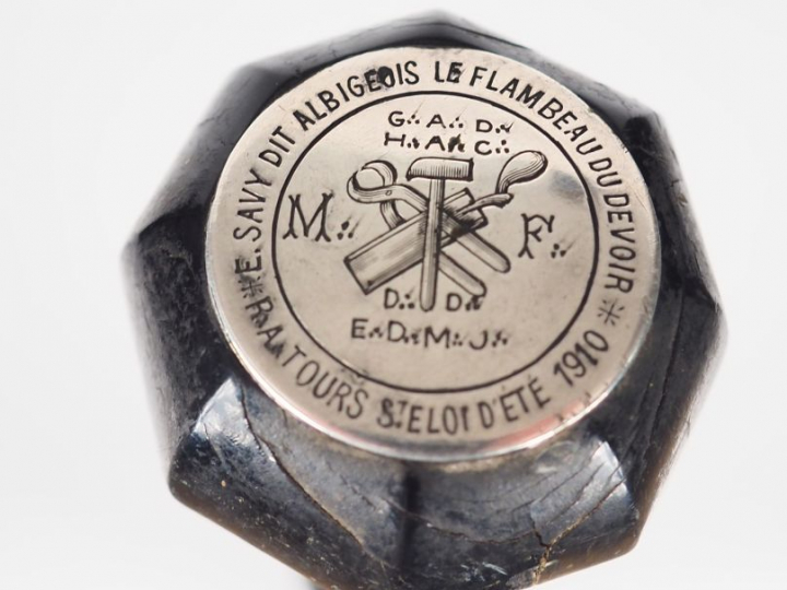 Canne de franc maçon en bois noirci, métal argenté et argent. Pommeau 