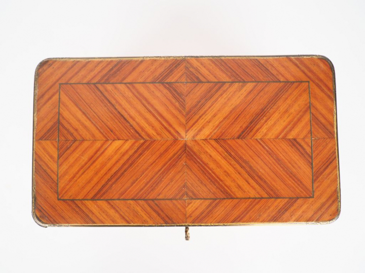 Boîte à thé XIXème de style Louis XVI en marqueterie. Dim. 12,5 x 23,5
