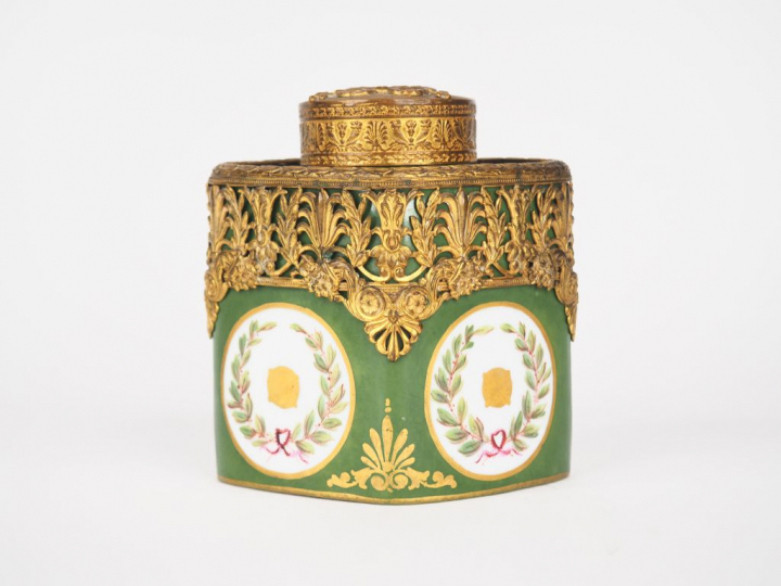 Pot couvert fin XIXème de style Louis XVI en porcelaine d'après la man